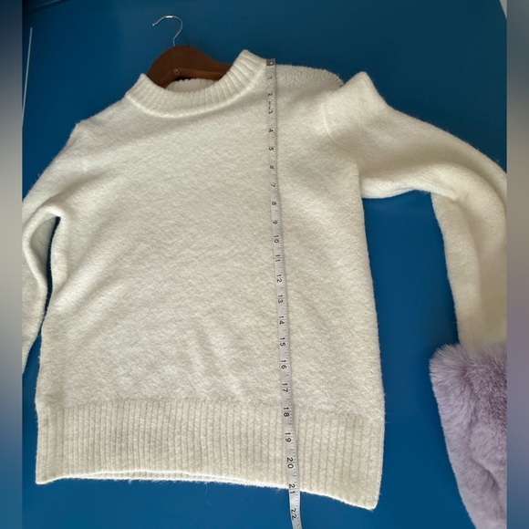 Saks 5th Avenue Faux Fur Sweater. Size XS. Mint Condition - Picture 4 of 6